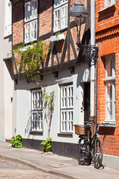 urban-scene-with-framing-house-and-bike-2026-01-06-10-42-19-utc